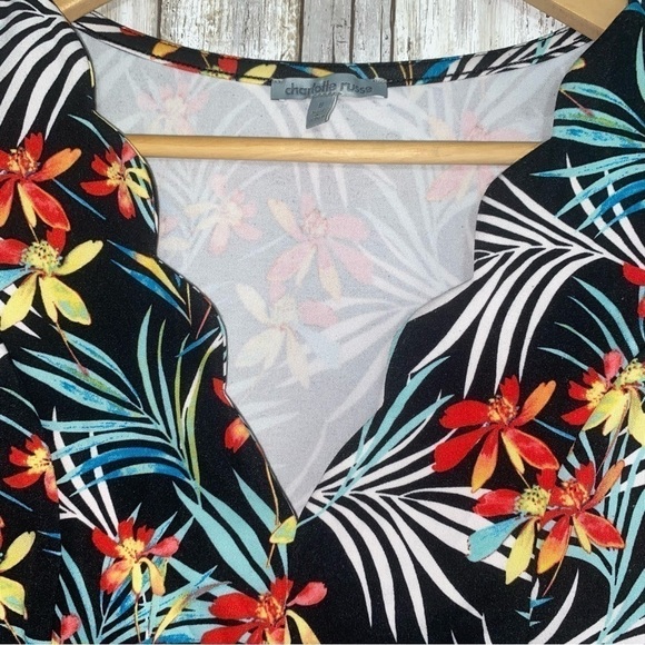 Charlotte Russe Tropical Scalloped Edge Crop Top - Picture 2 of 5